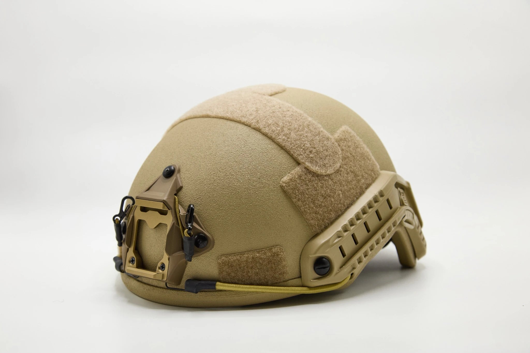 Unitac NV-3 Schutzhelm in Coyote Brown – Frontansicht mit High-Cut-Design und NVG-Aufnahme