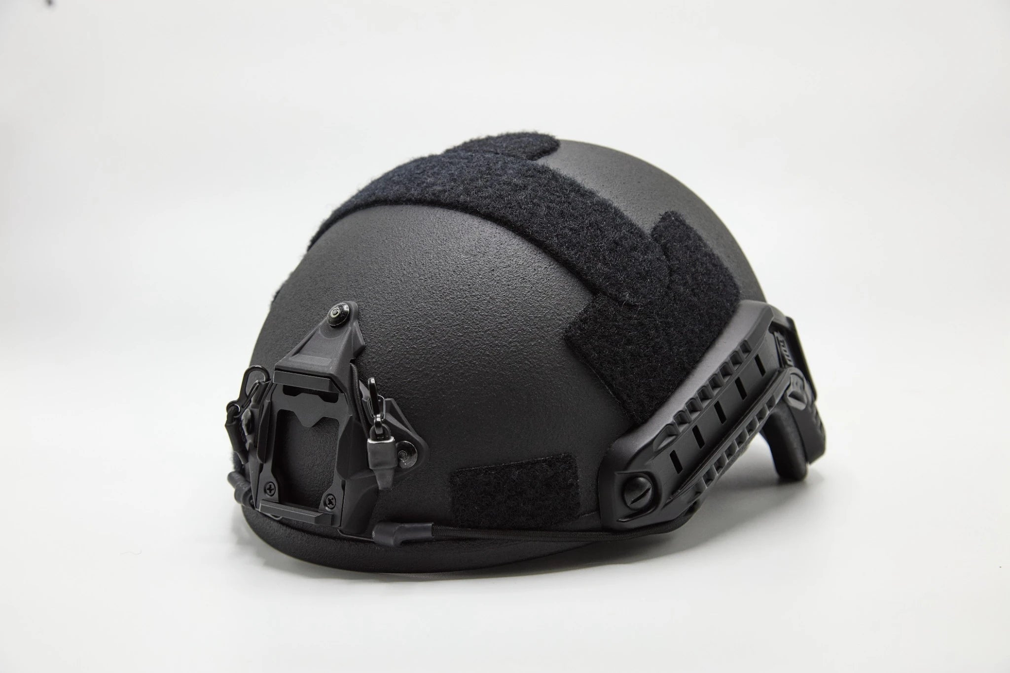 Unitac NV-1 Schutzhelm in Schwarz – Frontansicht mit High-Cut-Form und NVG-Aufnahme