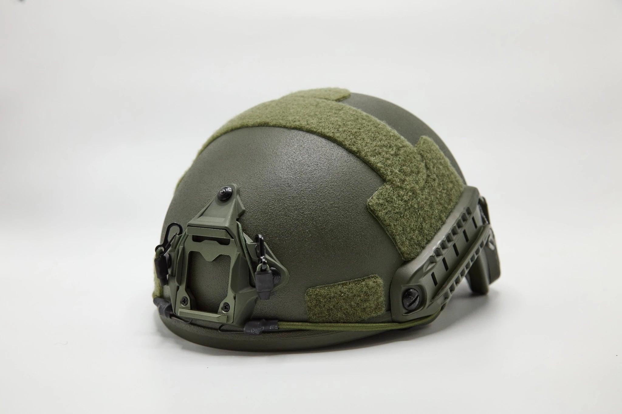 „Unitac NV-2 Schutzhelm in Ranger Green – Frontansicht mit High-Cut-Design und NVG-Aufnahme